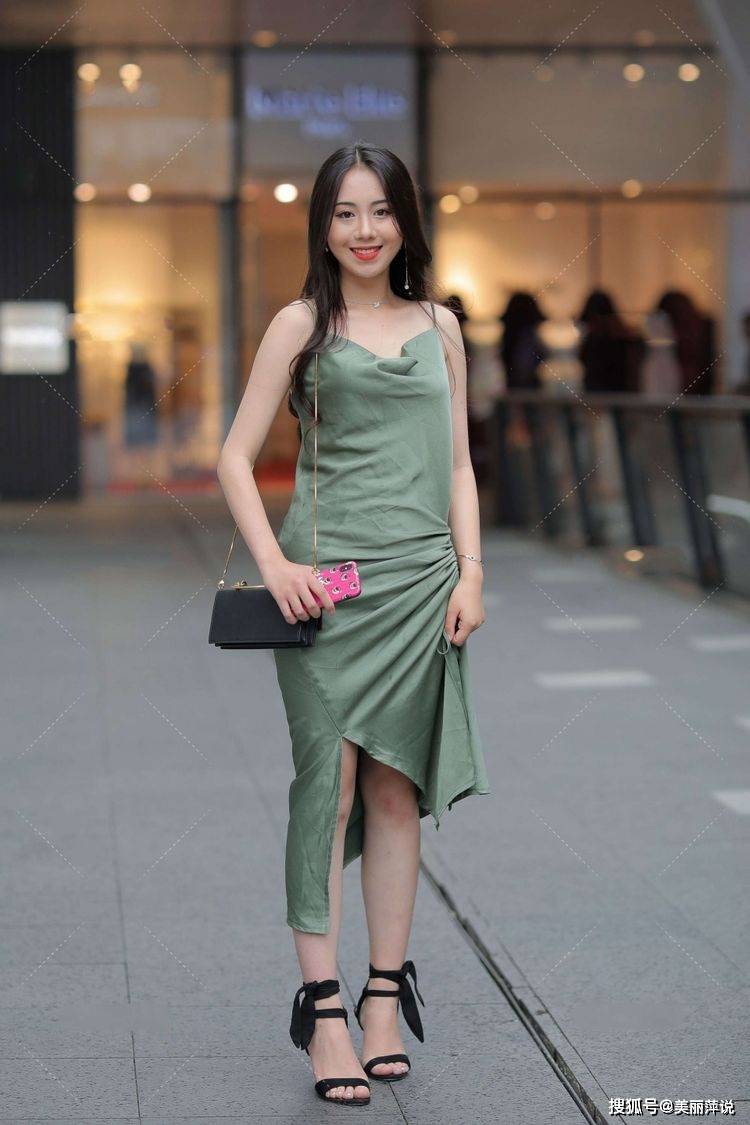 感觉|美女街拍：红色的连衣裙，荷叶边的裙摆柔美减龄，无袖的设计清凉无比