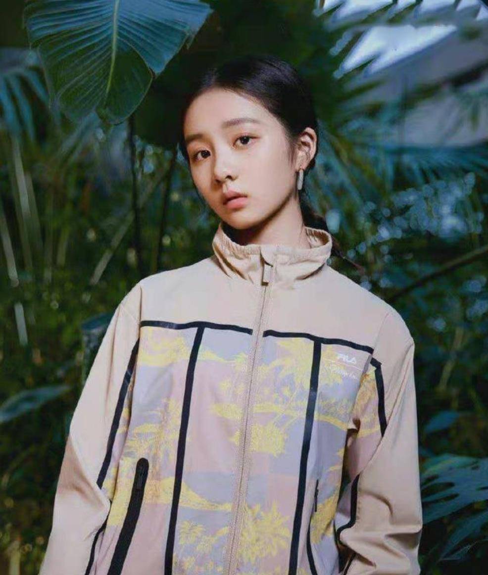 身材|孙莉带女儿拍时尚封面，多多长到快跟妈妈高，开始散发成熟柔和美