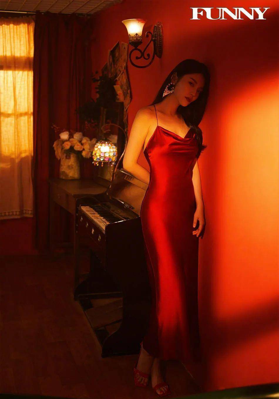 徐冬冬|徐冬冬晒复古港风美图大秀事业线!魔鬼身材太性感撩人