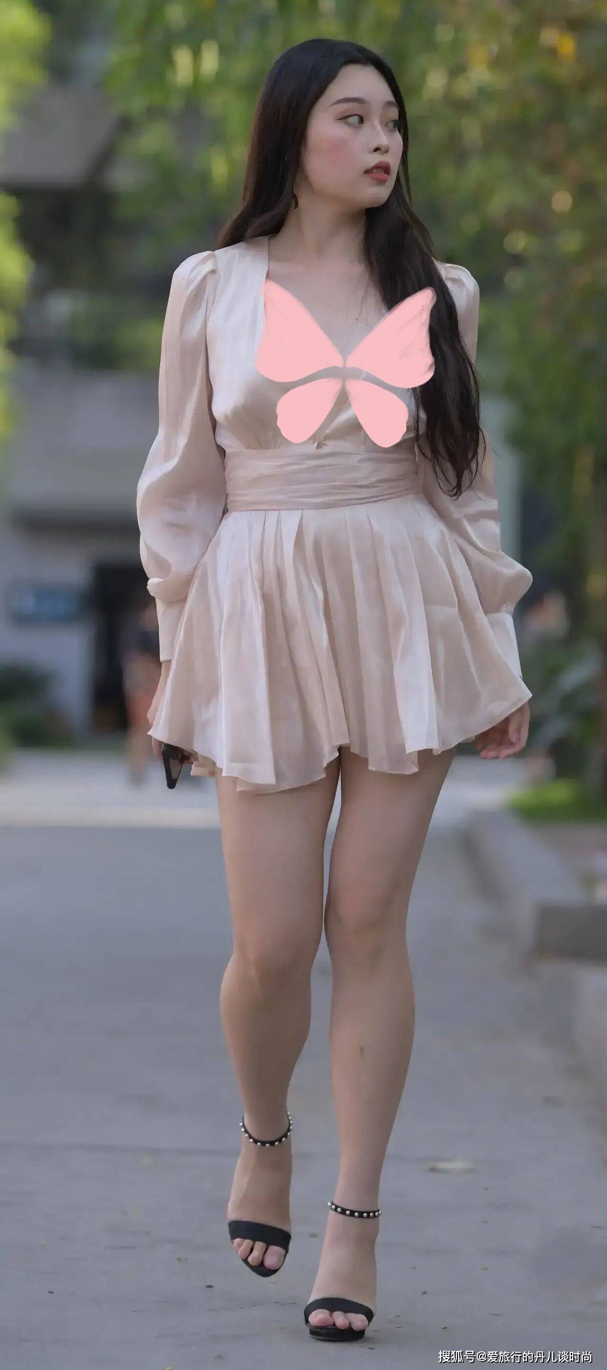 黑色|美女小姐姐穿条真丝裙就很显魅力，一看就像大户人家出身