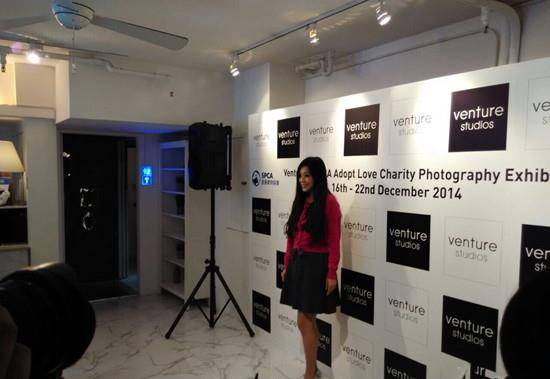 身材|51岁傅明宪罕见露面，穿T恤变胖背厚手臂粗，扎双麻花辫难掩老态