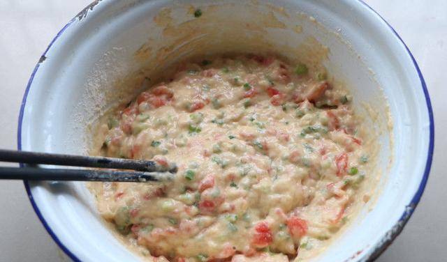 葱花|一款酸甜可口的鸡蛋饼,1个西红柿2个鸡蛋3把面粉,煎一煎搞定