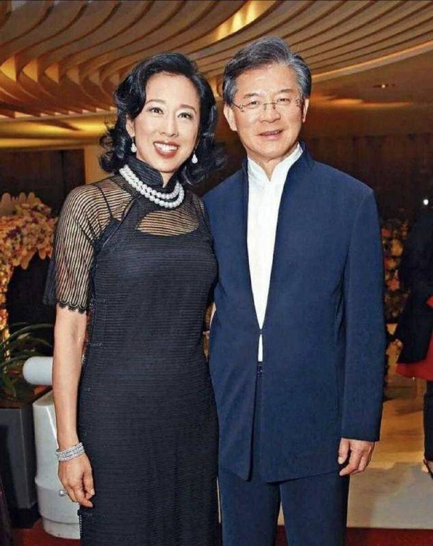 郭晶晶|郭晶晶为婆婆庆生，62岁朱玲玲竟比儿媳美，郭晶晶朴素得太真实