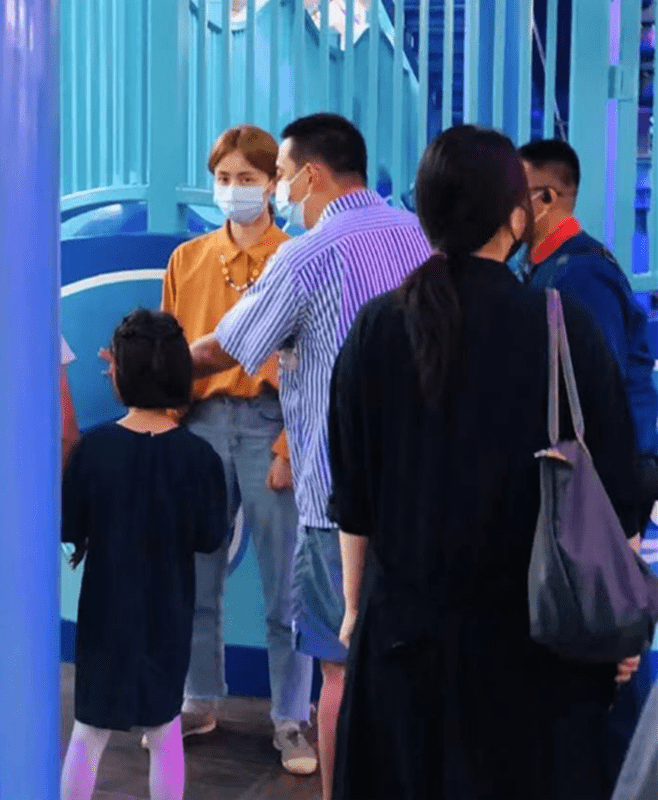 服装|孙莉一家周末出游，她穿衣优雅知性头发黄，黄磊剪寸头变帅小伙