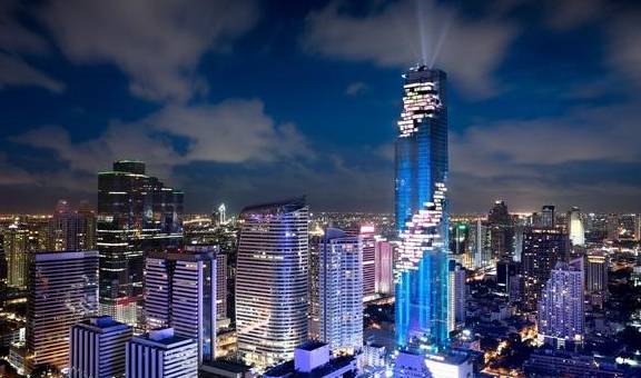 网友|亚洲最炫建筑却被网友嘲笑：白天像烂尾楼，晚上像烂尾楼起火