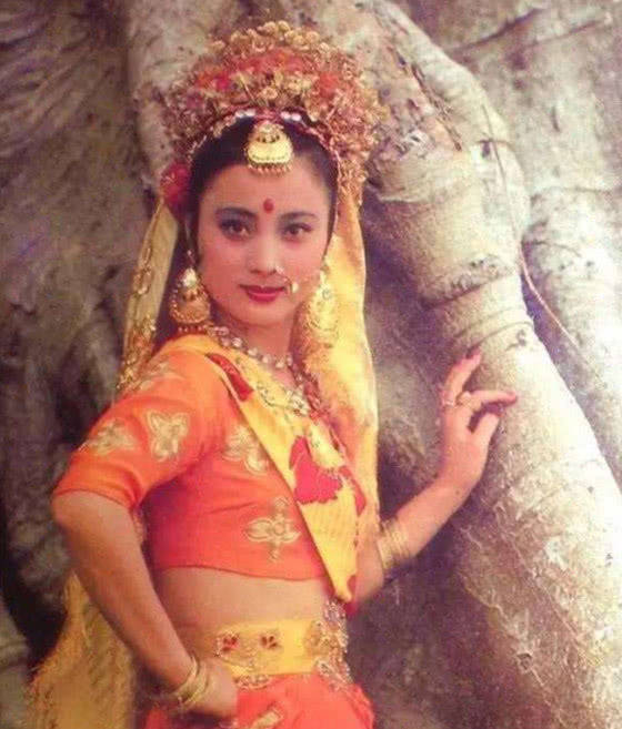 她曾经是一只玉兔 嫁给了一个外国富翁 遭受了家庭暴力 57岁时 她带着儿子回到了中国