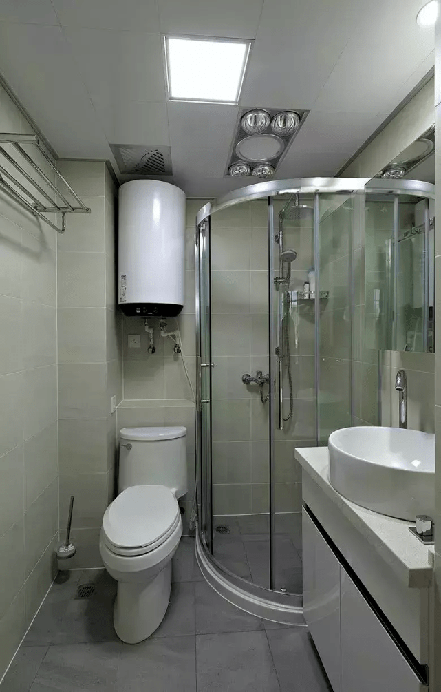 1,卫生间小装浴帘,考虑到卫生间小,又想在装修上省点钱,同时又有干湿