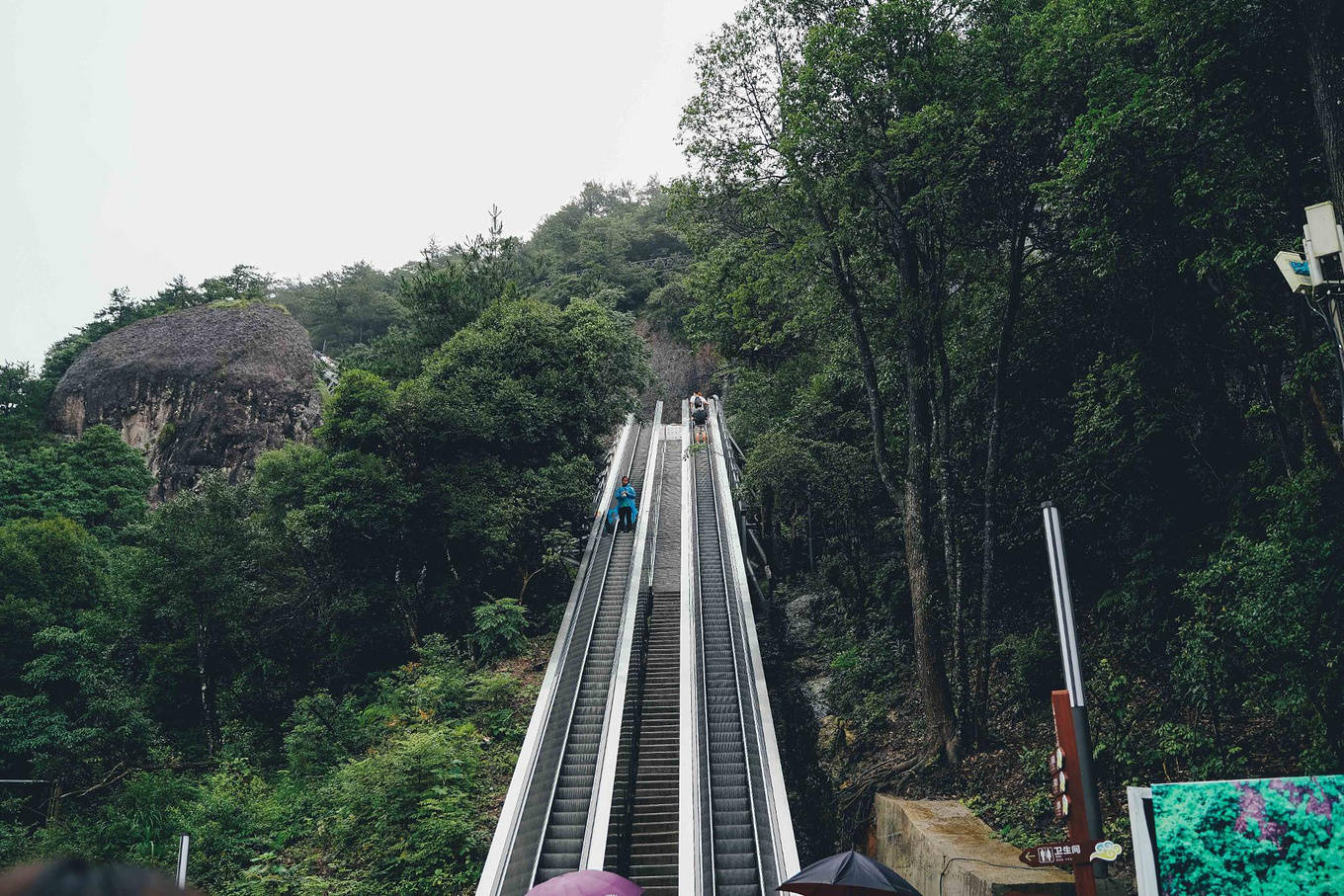能在山上装这么大的观光露天电梯我想应该也就是神仙居了吧.