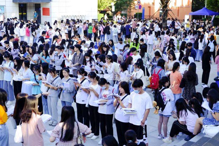 万人|阳光不燥，读书正好 !西安翻译学院学子共赴“万人晨读”！