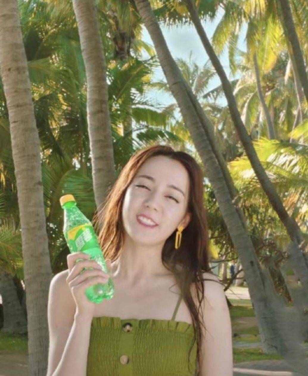 身材|迪丽热巴罕见秀身材，穿吊带背心拍广告写真，看着宛如17岁的少女