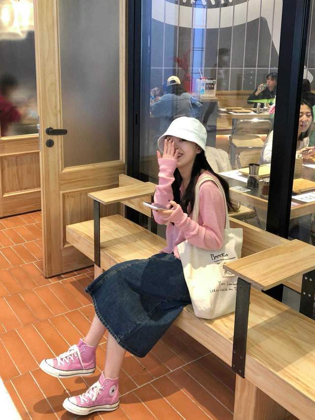 显得|终于明白小个子的“穿搭精髓”，印花上衣搭配牛仔裤，显高显瘦