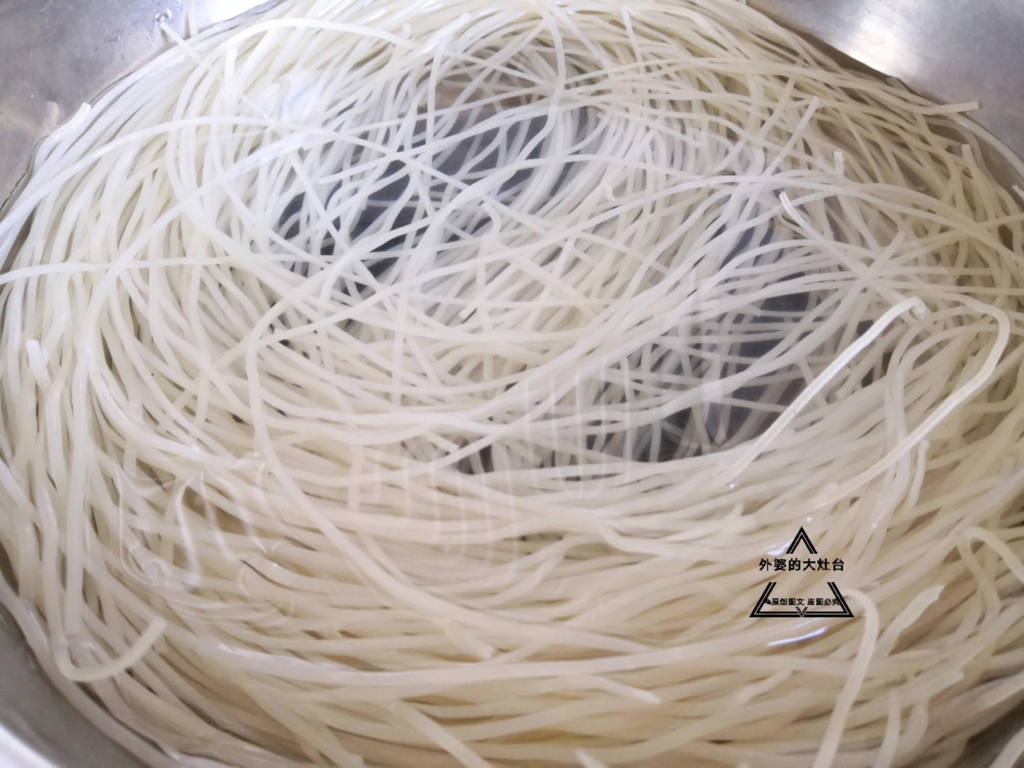 做法|孩子三天两头要吃此早餐，简单一炒10分钟就出锅，营养解馋又顶饱