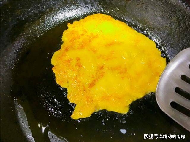 生活|南瓜别再炖着吃，加2勺糯米粉，我家每周做3次，当零食吃真香