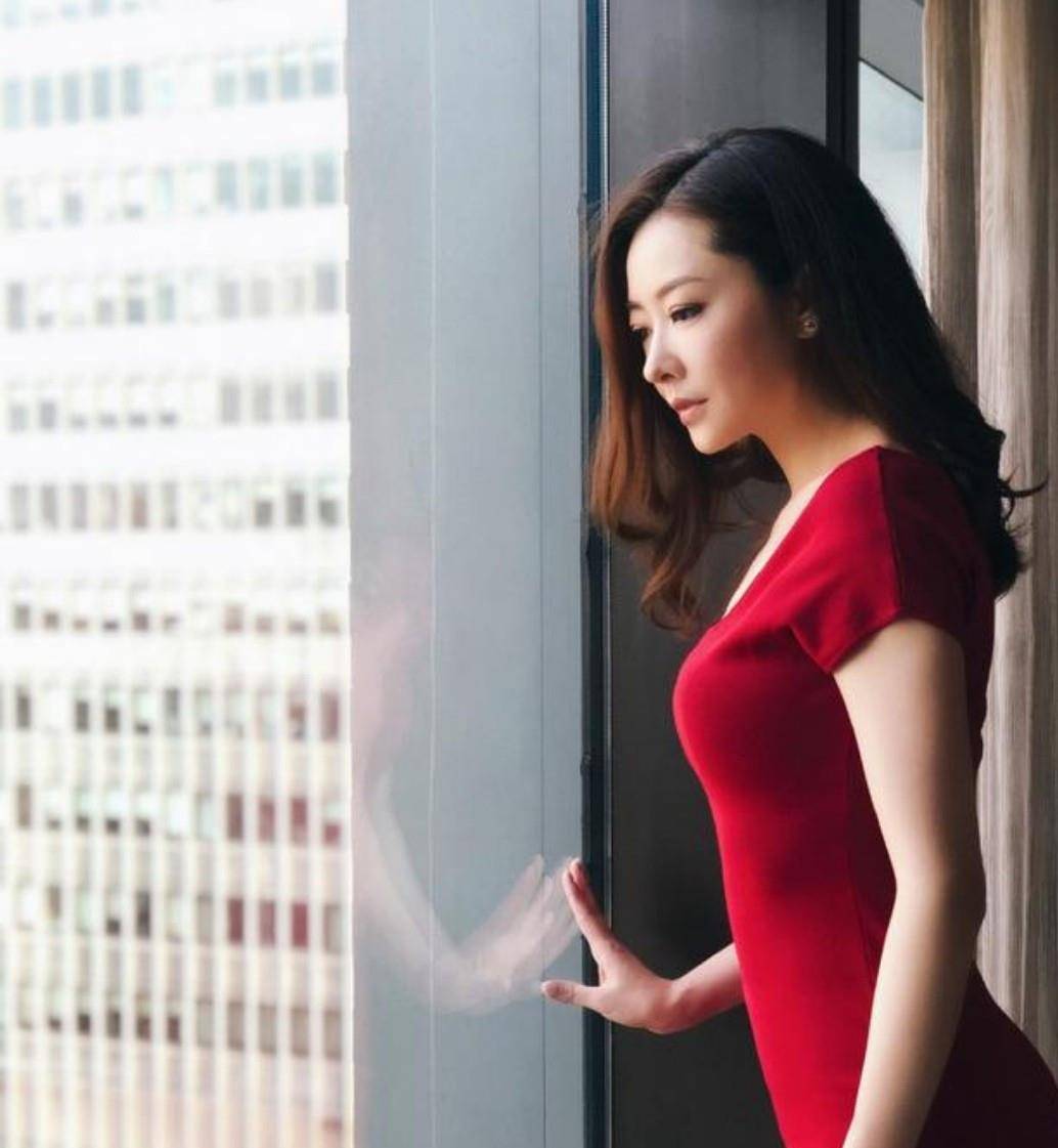 整体|熊黛林穿短裙秀身材，178cm身高能媲美超模，40岁还保养那么好
