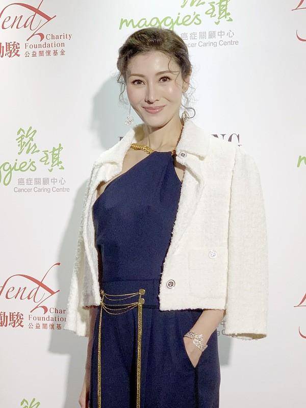 是一种|李嘉欣与儿子穿亲子装造型好大气，穿深蓝色的连体衣，气势满满