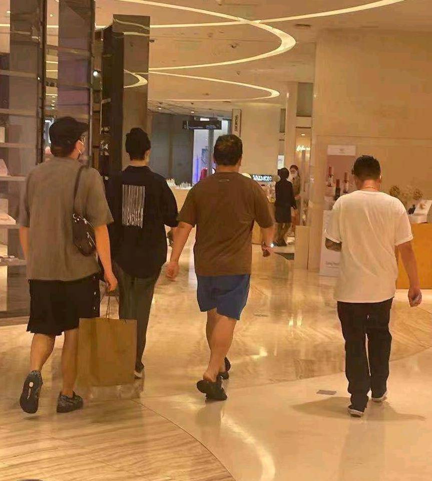 四个大男人逛街肖战居然不是最先被认出来的