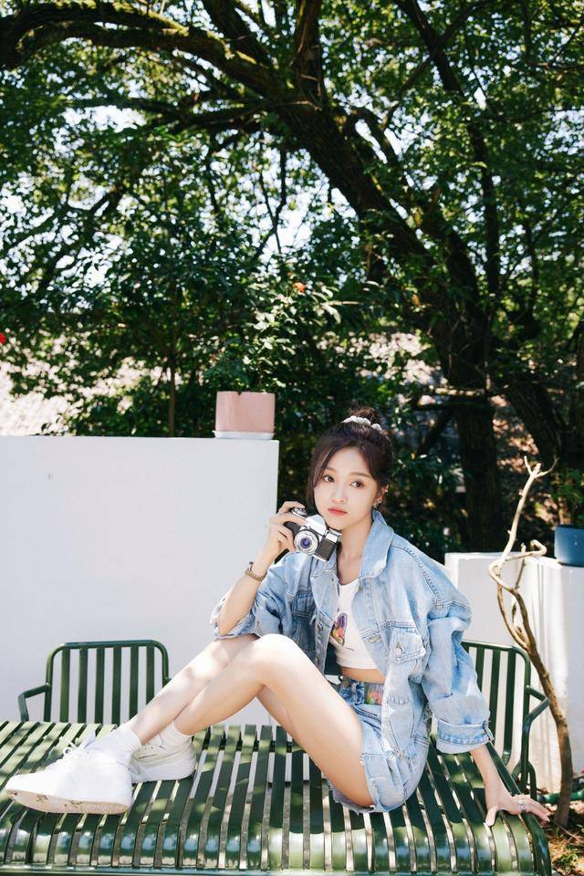 身材|吴宣仪的身材被低估了，穿小吊带裹出饱满曲线，打扮甜美长腿抢镜
