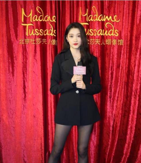 设计|关晓彤活动上大秀身材，穿超短裙下身只配丝袜，满屏都是大长腿