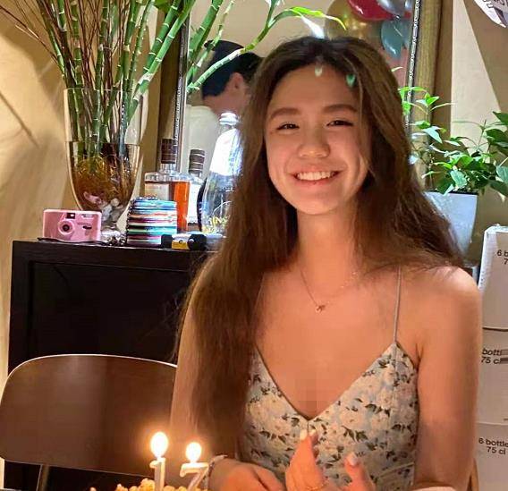 钟懿|钟镇涛17岁女儿穿衣好大胆！深v吊带碎花裙配大波浪，酒窝笑超甜