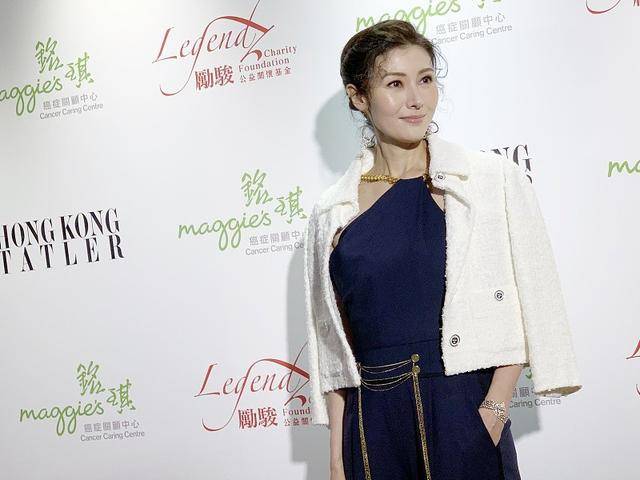 是一种|李嘉欣与儿子穿亲子装造型好大气,穿深蓝色的连体衣,气势满满
