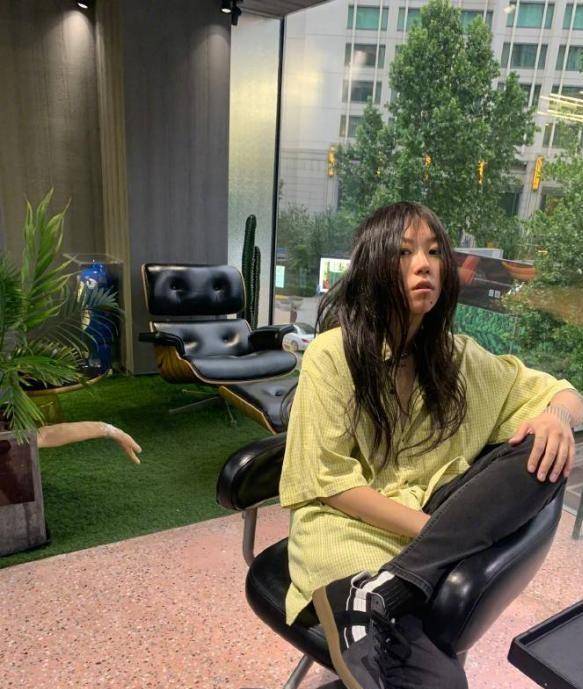 长发|王菲24岁女儿窦靖童罕晒及肩长发，头发凌乱，不似以往酷飒形象