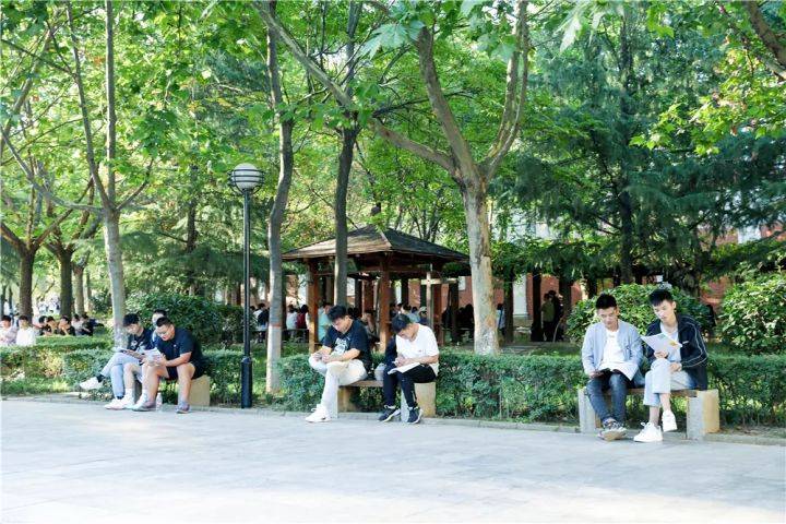 万人|阳光不燥，读书正好 !西安翻译学院学子共赴“万人晨读”！
