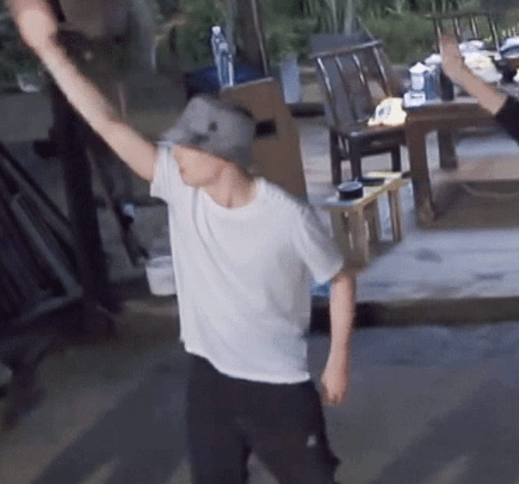 对比|张艺兴蘑菇屋大秀舞技，却意外与彭昱畅形成对比，彭彭太难了