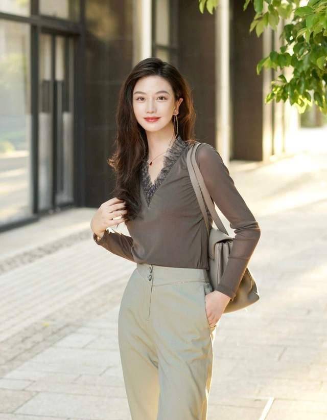 黑色|为什么今年的风衣，都宁愿配阔腿裤和白色衬衫？重点是真心好看