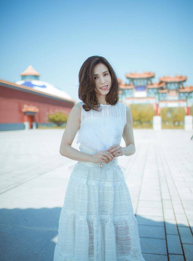 整体|滤镜下李若彤堪称冻龄，55岁穿粉裙也没翻车，但发际线靠后没藏住