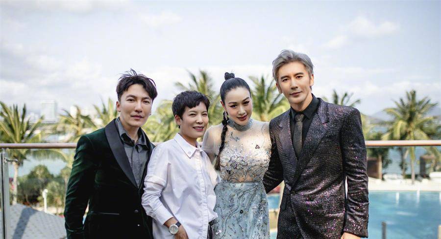 网络|钟丽缇与小11岁老公同框出镜，身穿裙装秀身材，小鸟依人满脸幸福