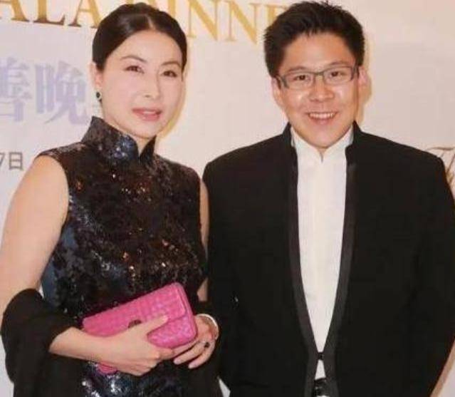 设计|郭晶晶稍一打扮女明星都斗不过!穿闪钻旗袍裙好奢华,美得真大气