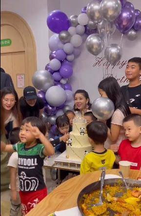 满是|李小萌庆生“四口之家”罕同框，孕肚凸显，王雷为妻儿拍照超宠溺