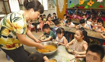 家长|幼儿园每月学费1800，老师群里发孩子吃饭照片，家长看后“怒”了