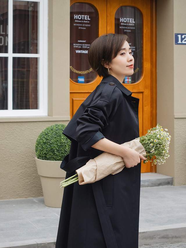 显得|终于明白小个子的“穿搭精髓”，印花上衣搭配牛仔裤，显高显瘦