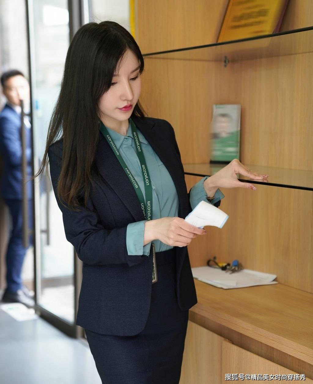 藏蓝色|职场穿搭：一条时尚又干练的套装裙是你不容错过的选择
