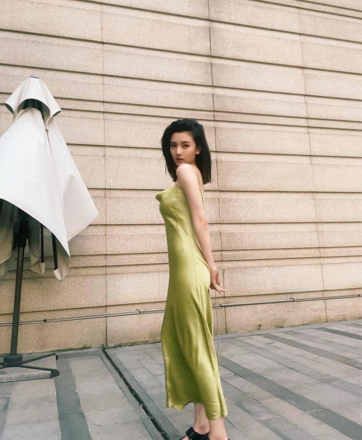 短裙|宋祖儿秋季穿搭真好看，卫衣搭配百褶裙走机场，少女感扑面而来