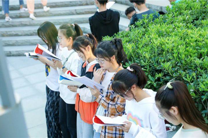 万人|阳光不燥，读书正好 !西安翻译学院学子共赴“万人晨读”！