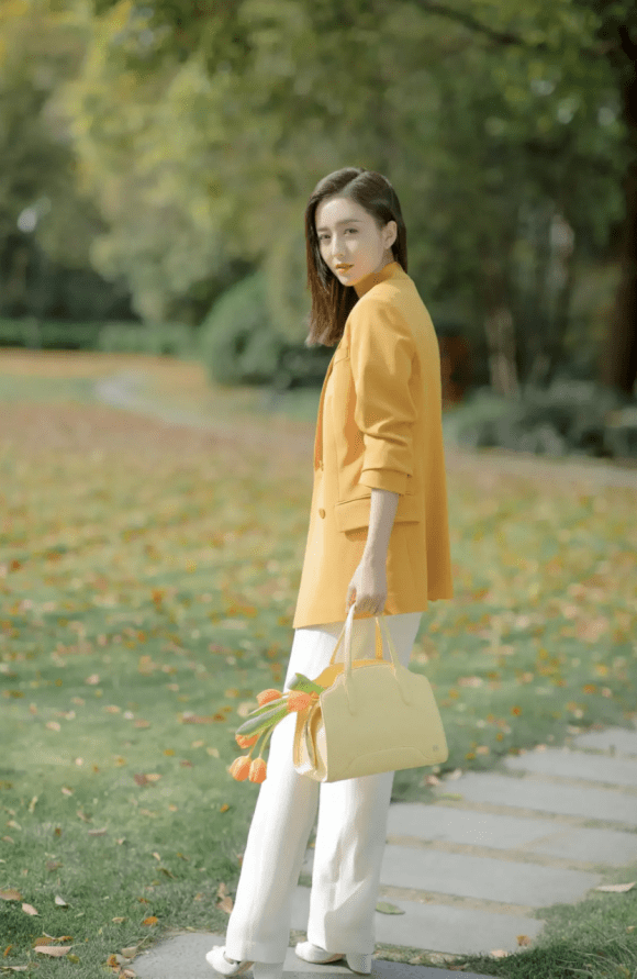 佟丽娅|佟丽娅很懂得“氛围美”,西装搭配针织衫,堪称秋季穿衣的典范