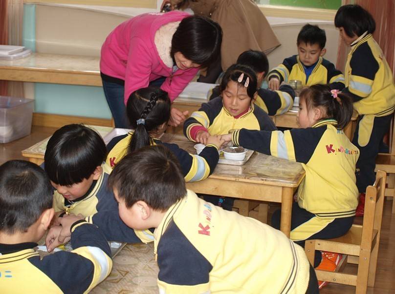 进行|多地幼儿园招生遇冷，家长排队抢名额成过去式，民办学校也不香了