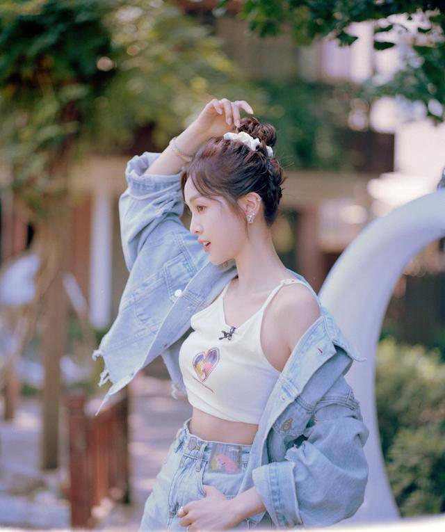 身材|吴宣仪的身材被低估了，穿小吊带裹出饱满曲线，打扮甜美长腿抢镜