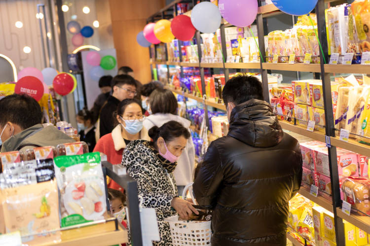 套路|选址用点套路，让卡塔利亚进口零食商超人山人海