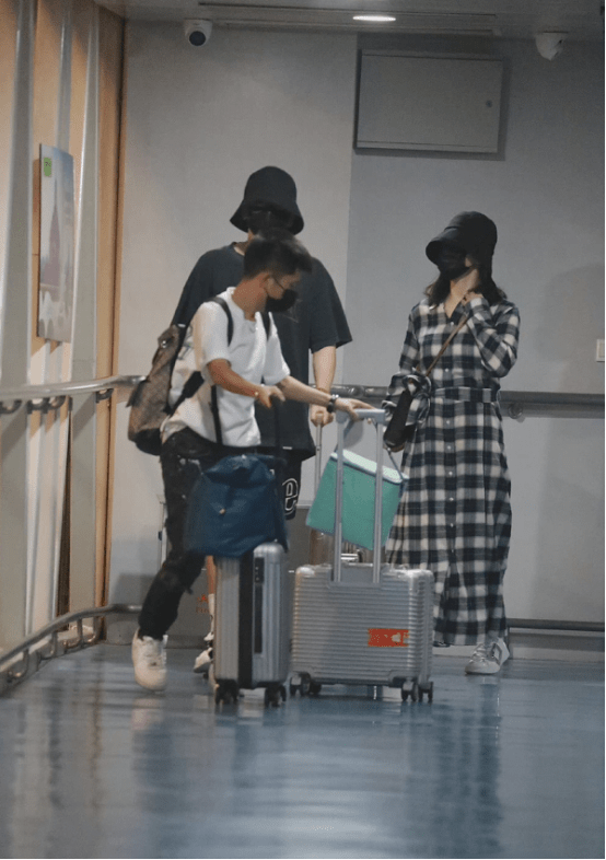 俩人|谢娜的功劳真不小，与老公张杰走机场，俩人戴着情侣帽还牵着手