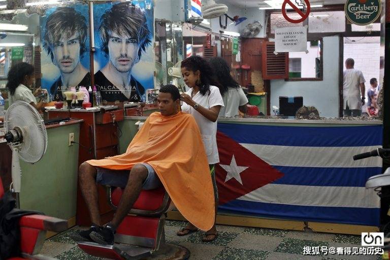 古巴哈瓦那的理发店挂着切格瓦拉的肖像