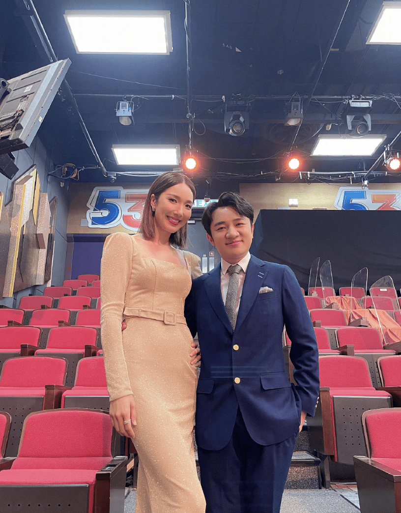 香港|李亚男晒女儿萌照，Gabby俏皮摆拍似王祖蓝，被大赞有模特范儿