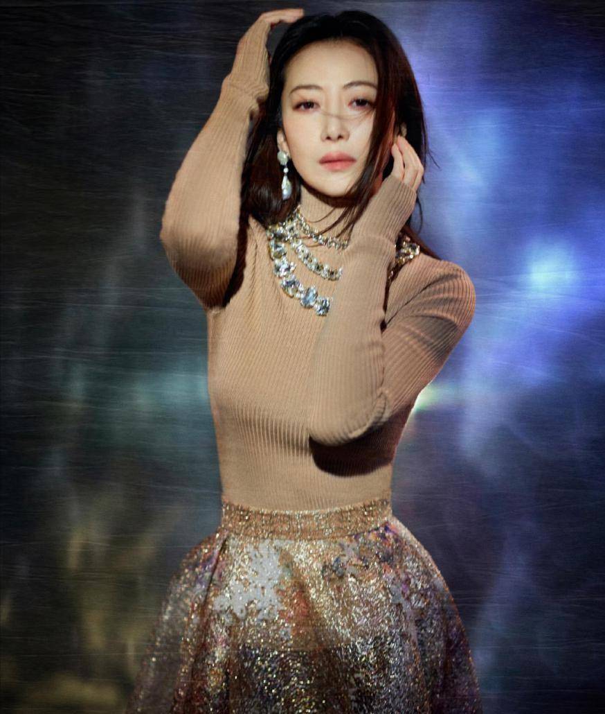 女生|陈紫函与小9岁老公合照看不出年龄差，穿一袭蓝色纱裙，靓丽优雅