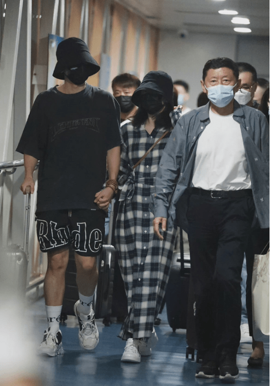俩人|谢娜的功劳真不小，与老公张杰走机场，俩人戴着情侣帽还牵着手