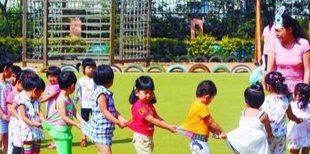 家长|孩子衣服在幼儿园被扯坏，家长照价索赔，女孩哭诉：没人跟我玩了