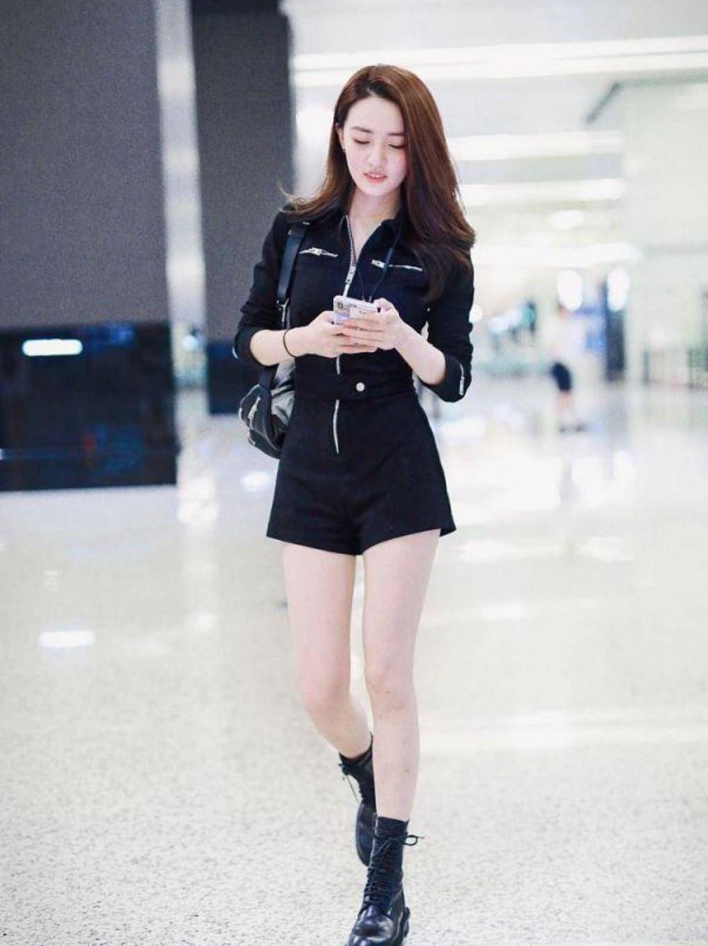 身材|徐璐高调亮相机场，穿黑色连体裤配6000的中筒靴，直接美得像公主