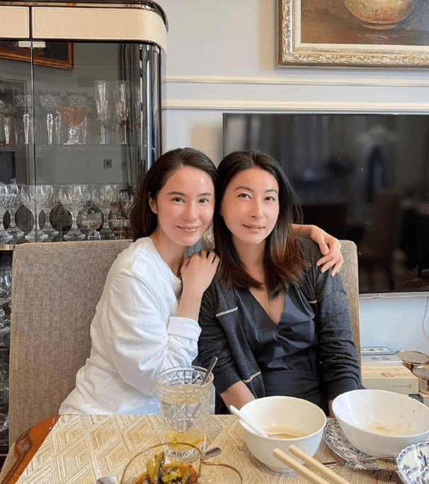 黑色|郭晶晶夫妻跟路人街头合影，没修图才真实自然，皮肤还没大妈白！