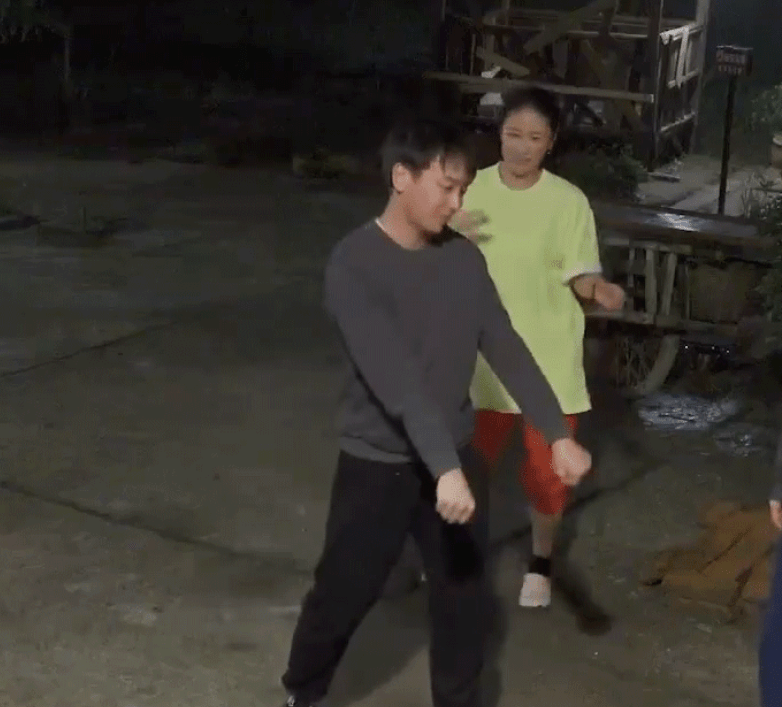 对比|张艺兴蘑菇屋大秀舞技，却意外与彭昱畅形成对比，彭彭太难了